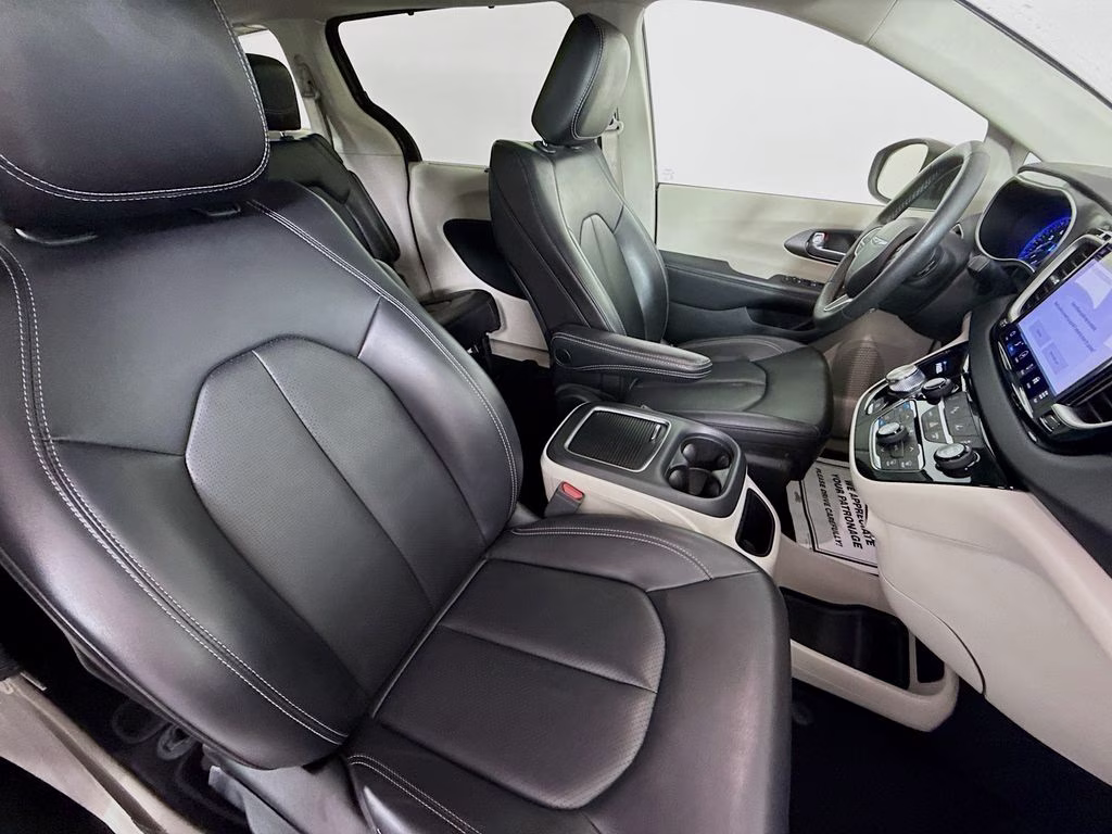 2023 Granite Crystal Metallic Clearcoat Chrysler Pacifica Touring L FWD Van