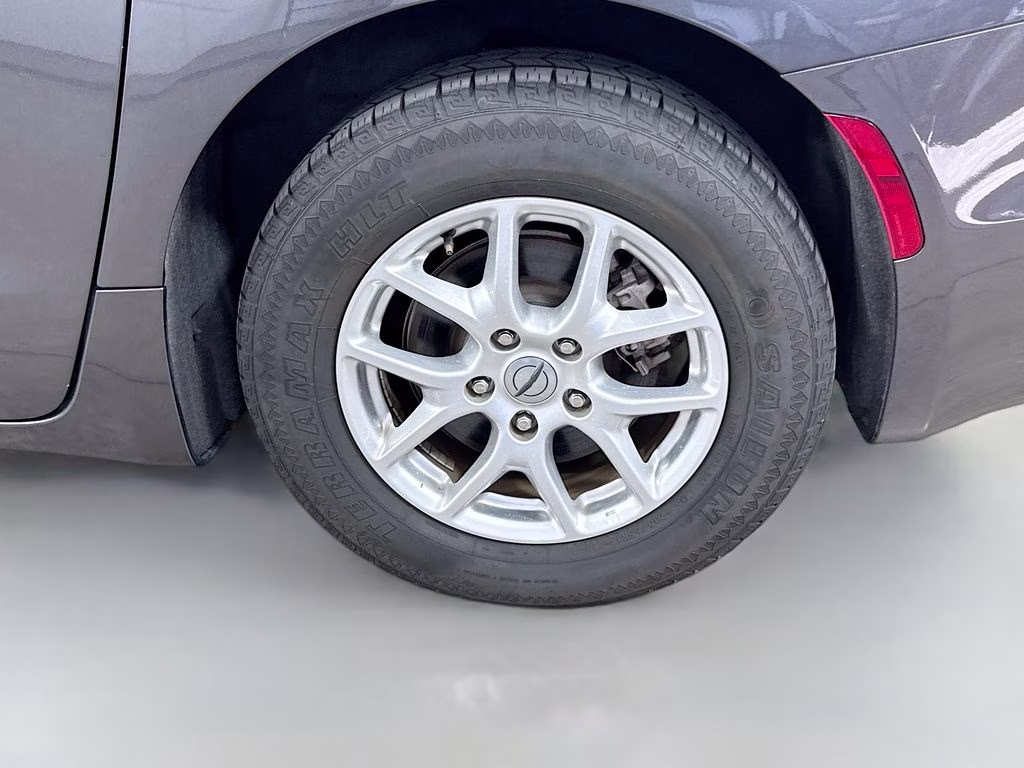 2023 Granite Crystal Metallic Clearcoat Chrysler Pacifica Touring L FWD Van