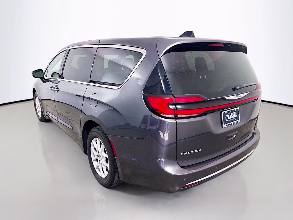 2023 Granite Crystal Metallic Clearcoat Chrysler Pacifica Touring L FWD Van