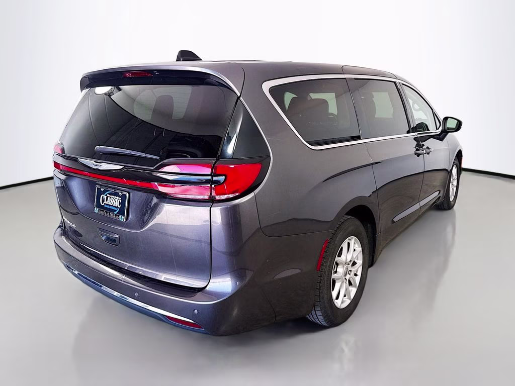 2023 Granite Crystal Metallic Clearcoat Chrysler Pacifica Touring L FWD Van