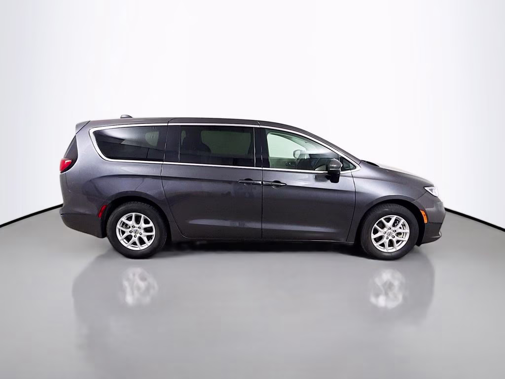 2023 Granite Crystal Metallic Clearcoat Chrysler Pacifica Touring L FWD Van