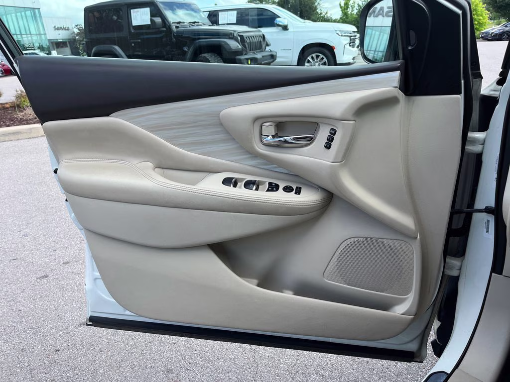 2018 Pearl White Nissan Murano Platinum FWD SUV
