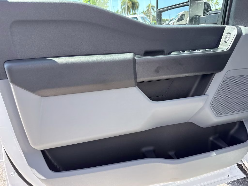 2026 Oxford White Ford Super Duty F-350 DRW XL RWD Chassis