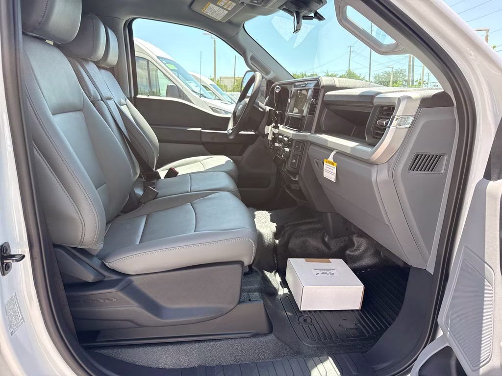 2026 Oxford White Ford Super Duty F-350 DRW XL RWD Chassis