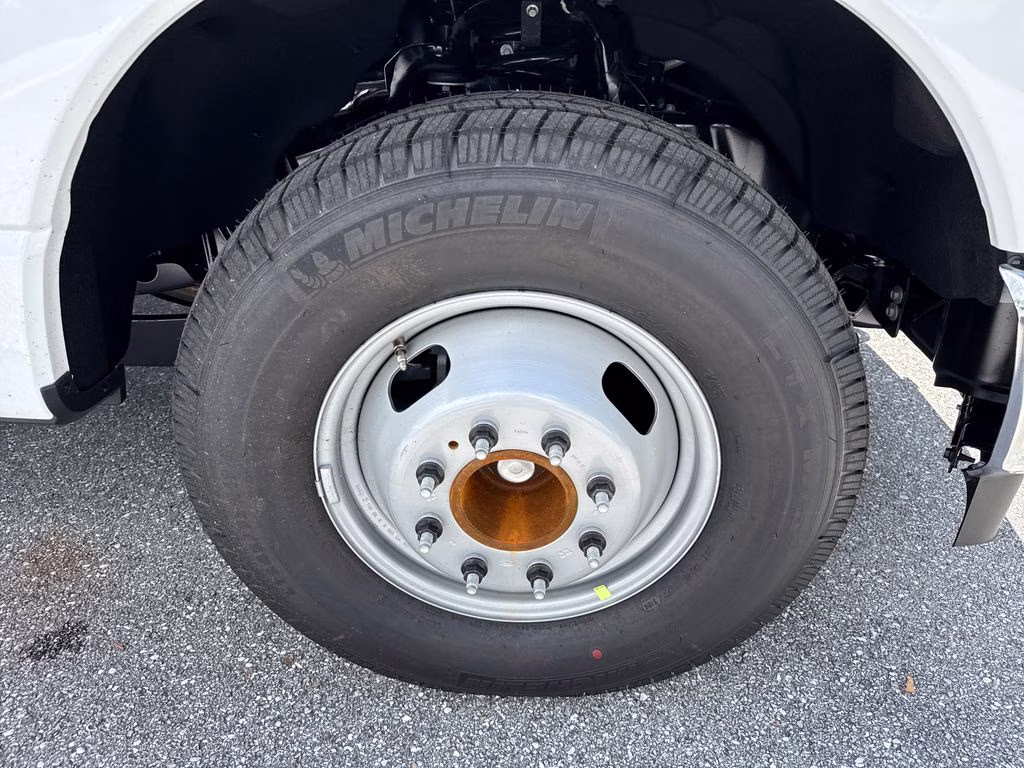 2026 Oxford White Ford Super Duty F-350 DRW XL RWD Chassis