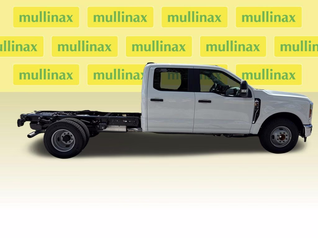 2026 Oxford White Ford Super Duty F-350 DRW XL RWD Chassis