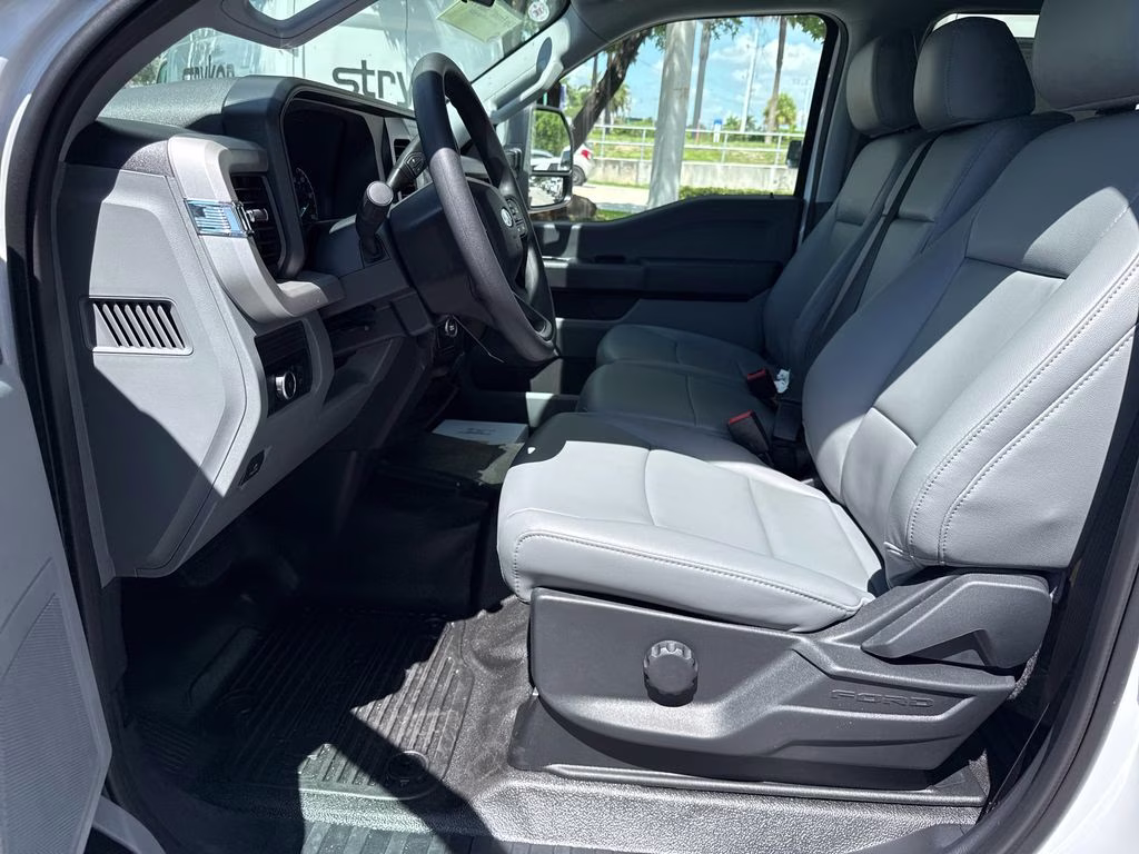 2026 Oxford White Ford Super Duty F-350 DRW XL RWD Chassis