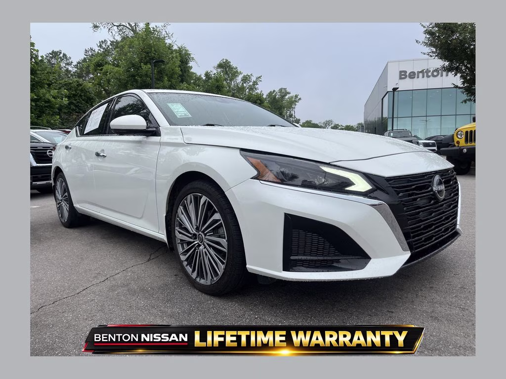 2023 Pearl White Tricoat Nissan Altima 2.5 SL AWD Sedan