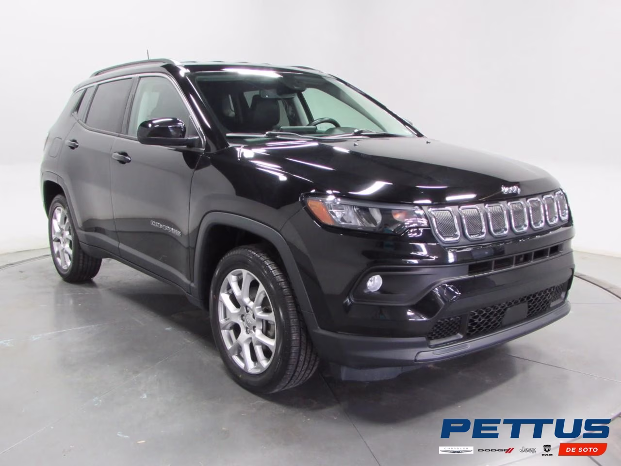 2022 Diamond Black Crystal Pearlcoat Jeep Compass Latitude Lux 4X4 SUV
