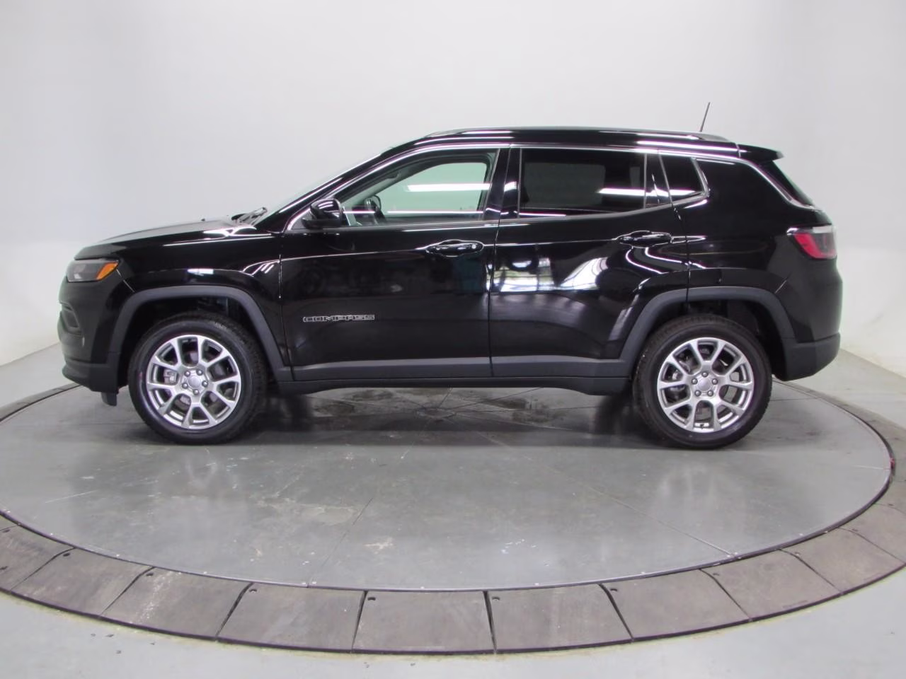 2022 Diamond Black Crystal Pearlcoat Jeep Compass Latitude Lux 4X4 SUV