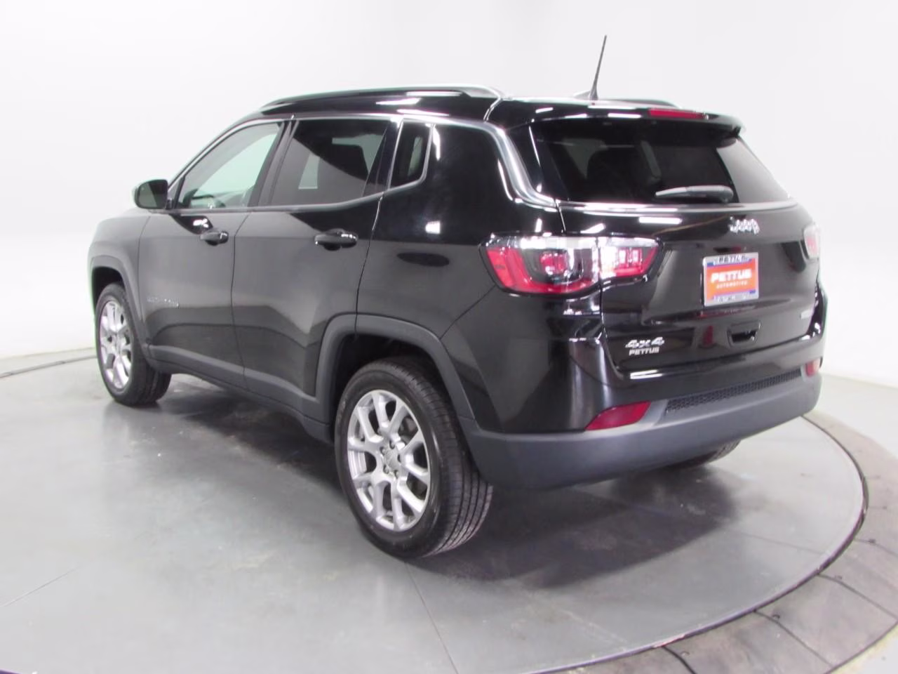 2022 Diamond Black Crystal Pearlcoat Jeep Compass Latitude Lux 4X4 SUV