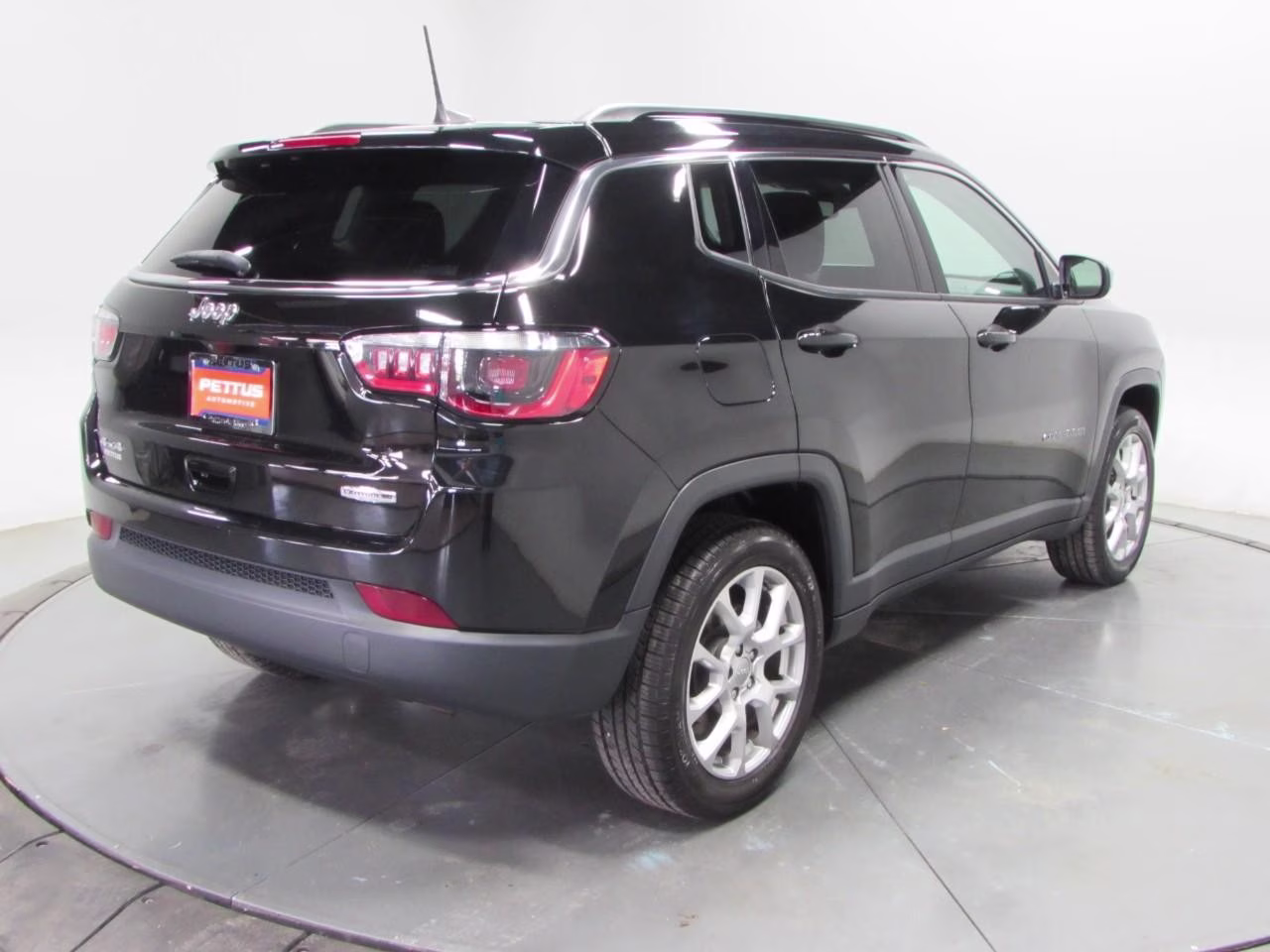 2022 Diamond Black Crystal Pearlcoat Jeep Compass Latitude Lux 4X4 SUV