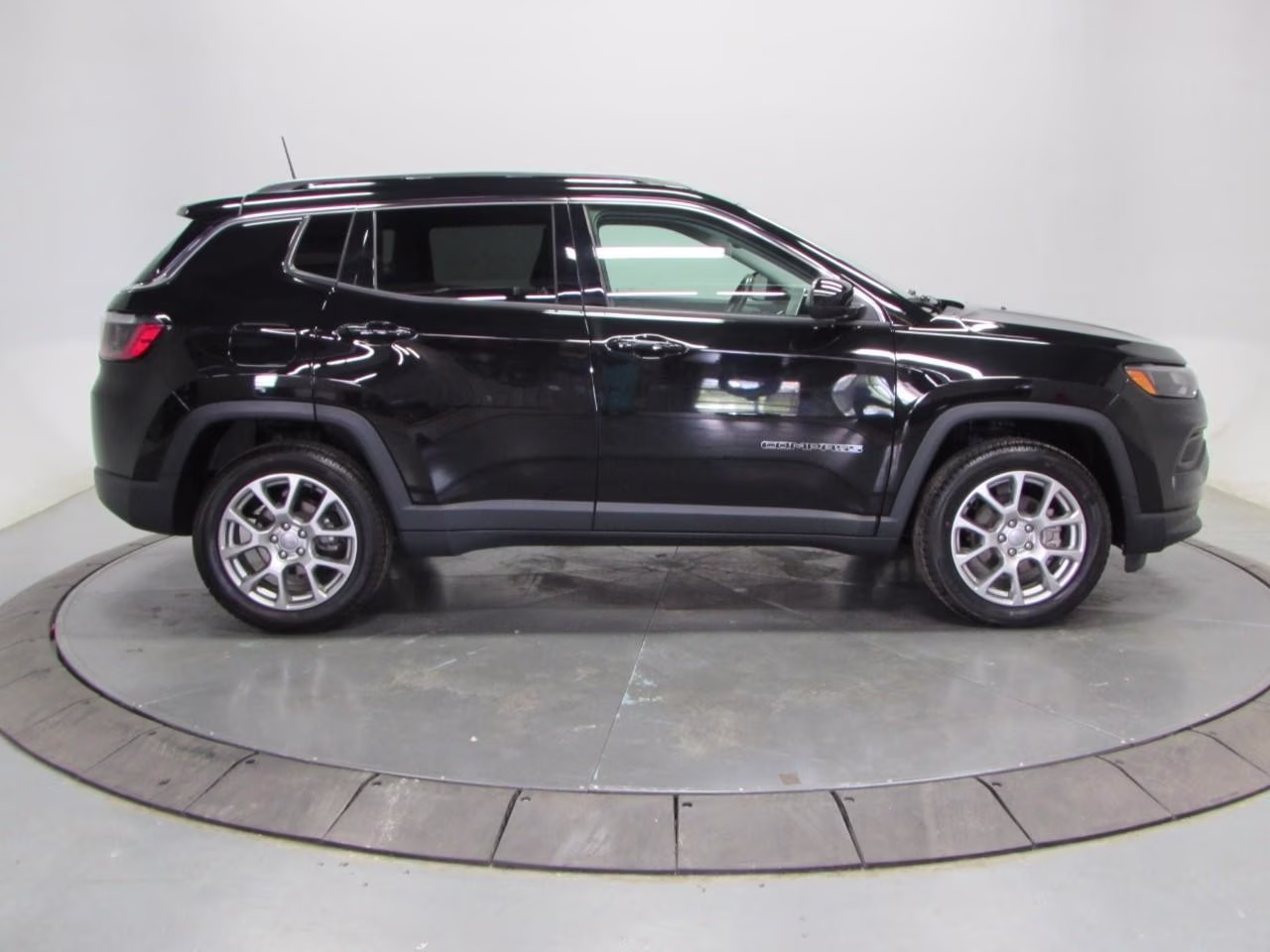 2022 Diamond Black Crystal Pearlcoat Jeep Compass Latitude Lux 4X4 SUV