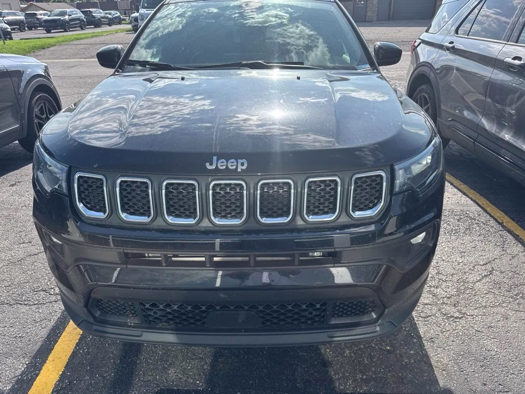2023 Diamond Black Crystal Pearlcoat Jeep Compass Latitude 4X4 SUV
