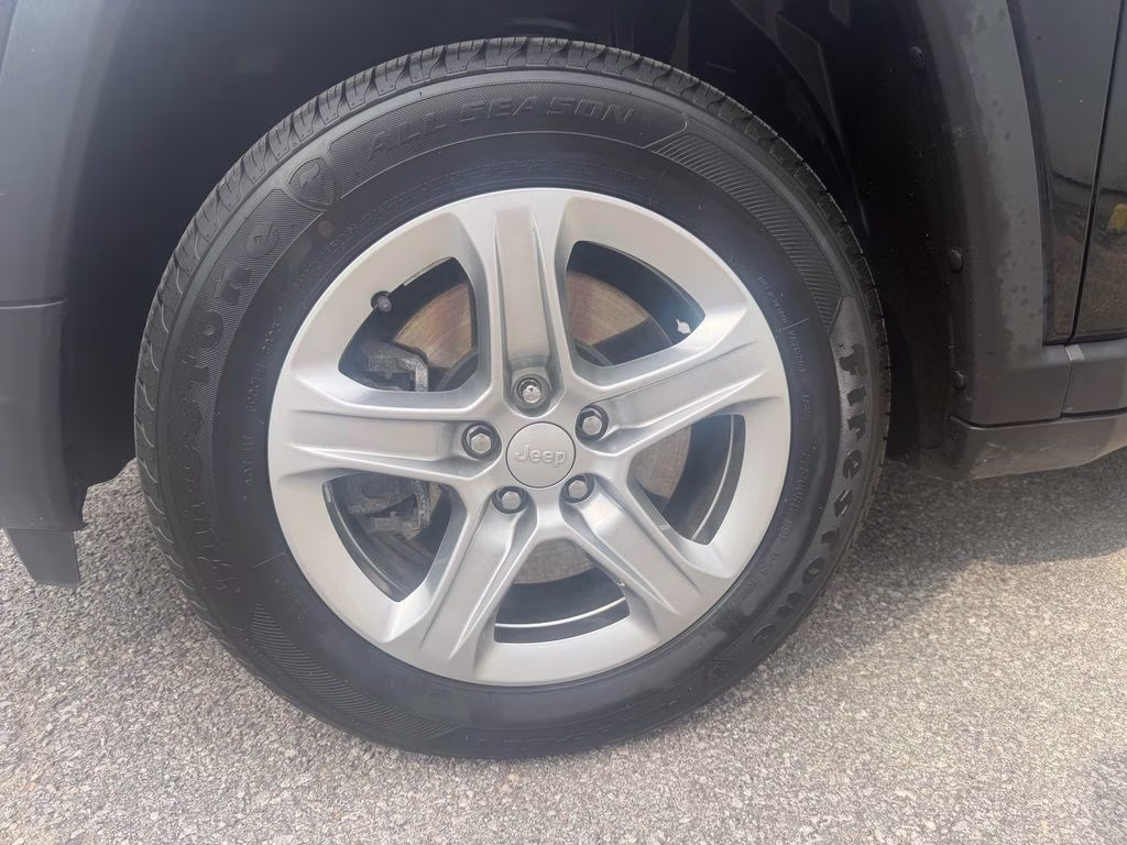 2023 Diamond Black Crystal Pearlcoat Jeep Compass Latitude 4X4 SUV