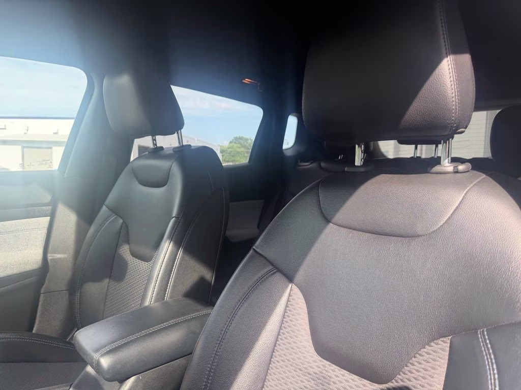2023 Diamond Black Crystal Pearlcoat Jeep Compass Latitude 4X4 SUV