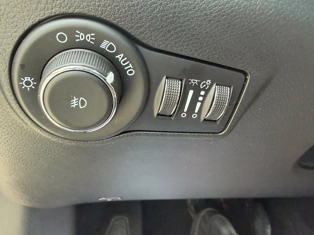 2023 Diamond Black Crystal Pearlcoat Jeep Compass Latitude 4X4 SUV