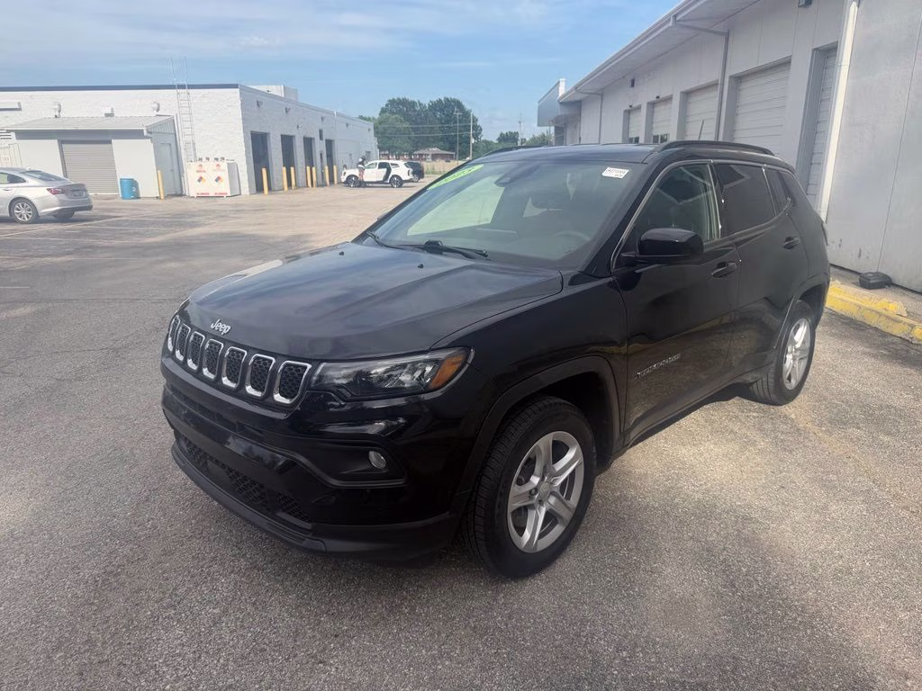 2023 Diamond Black Crystal Pearlcoat Jeep Compass Latitude 4X4 SUV