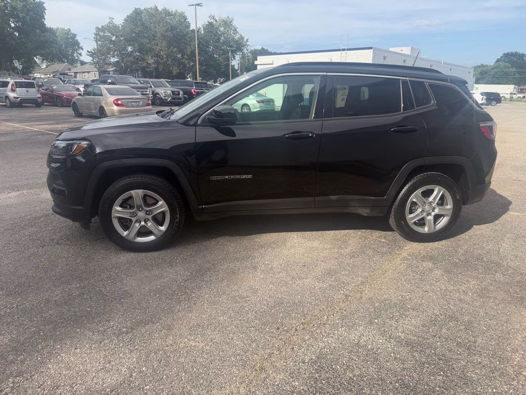 2023 Diamond Black Crystal Pearlcoat Jeep Compass Latitude 4X4 SUV