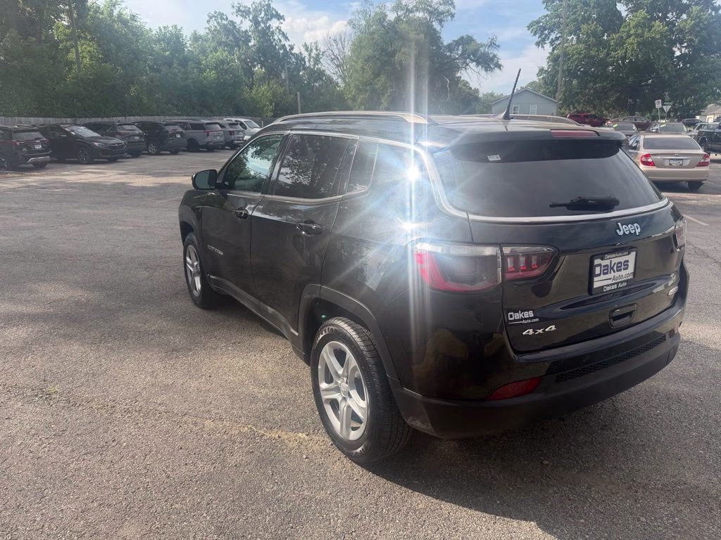 2023 Diamond Black Crystal Pearlcoat Jeep Compass Latitude 4X4 SUV