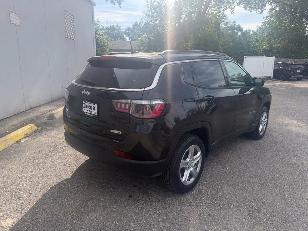 2023 Diamond Black Crystal Pearlcoat Jeep Compass Latitude 4X4 SUV
