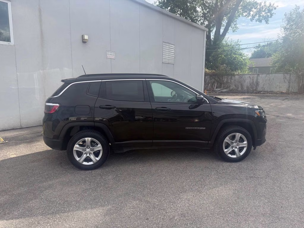2023 Diamond Black Crystal Pearlcoat Jeep Compass Latitude 4X4 SUV