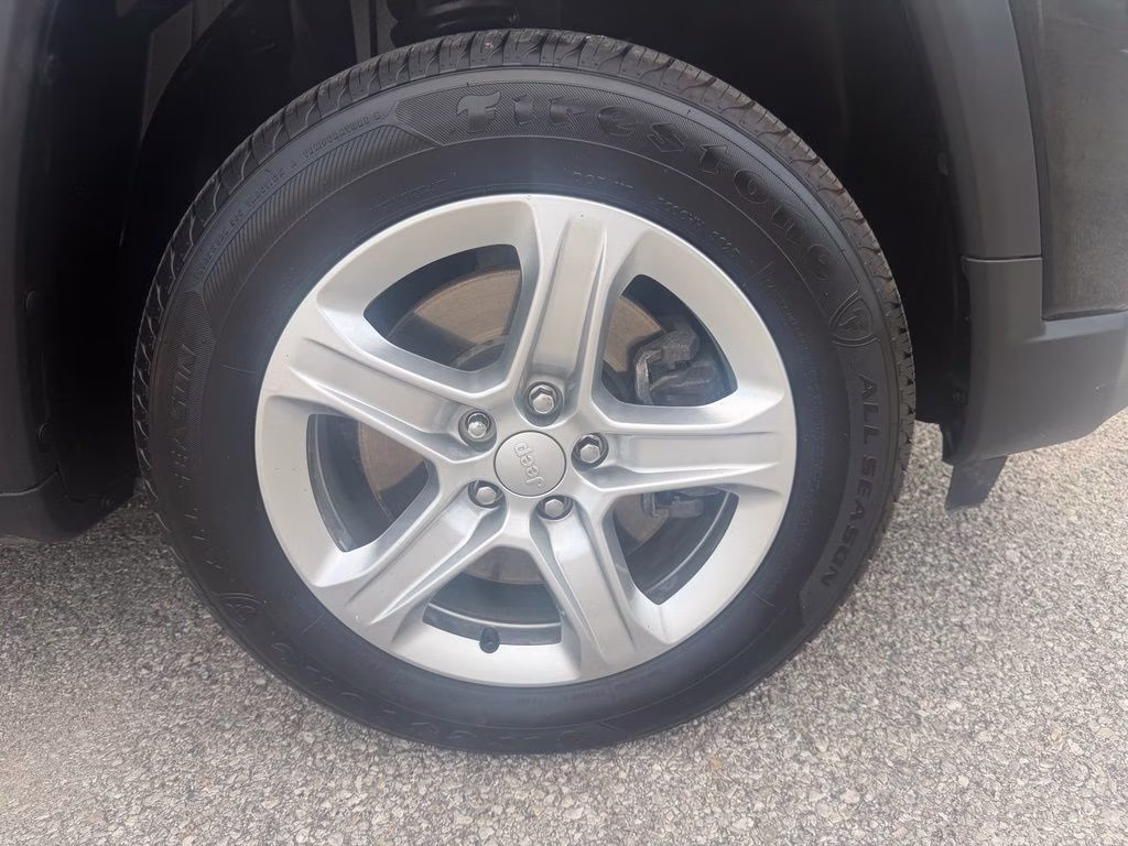 2023 Diamond Black Crystal Pearlcoat Jeep Compass Latitude 4X4 SUV