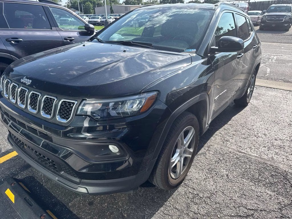 2023 Diamond Black Crystal Pearlcoat Jeep Compass Latitude 4X4 SUV