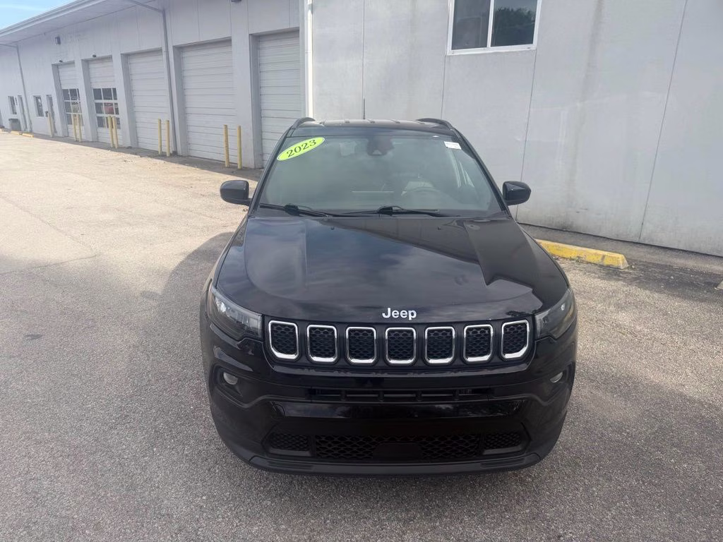2023 Diamond Black Crystal Pearlcoat Jeep Compass Latitude 4X4 SUV