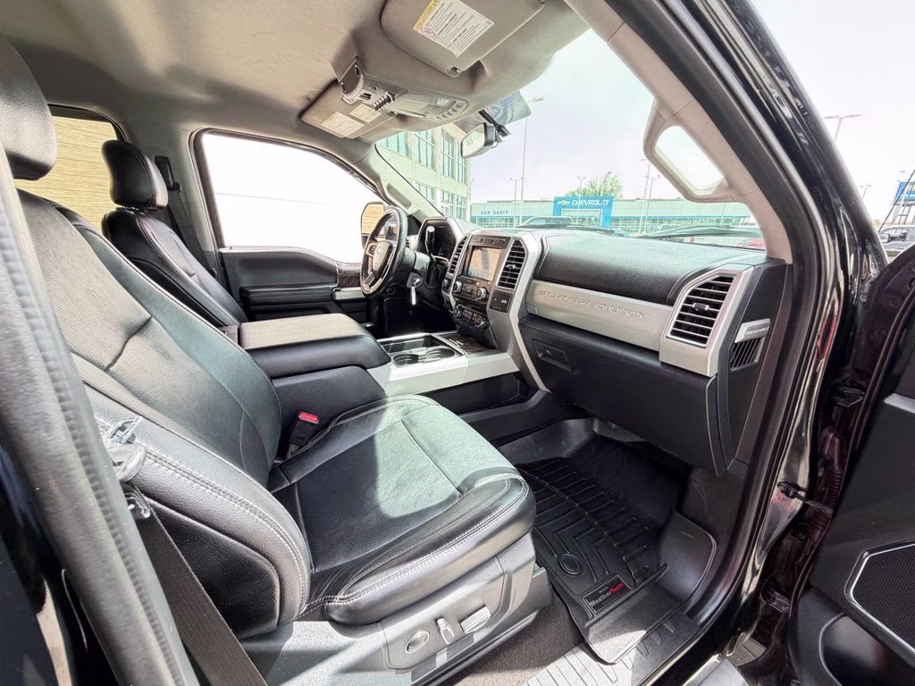 2017 Black Ford Super Duty F-250 SRW Platinum 4X4 Truck