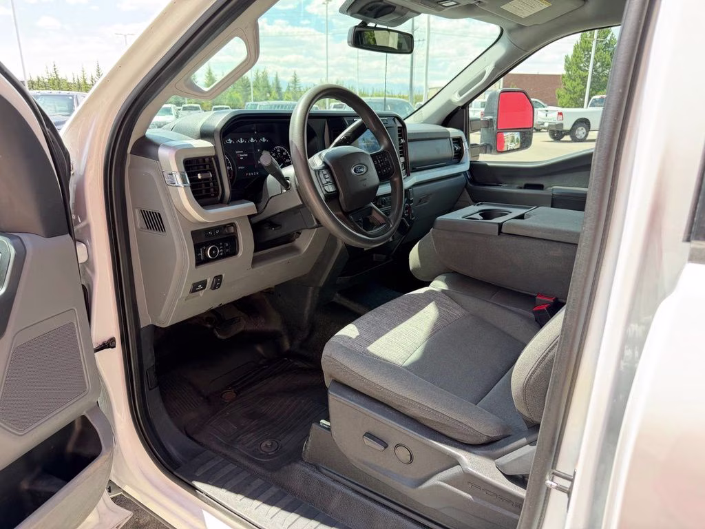 2023 White Ford Super Duty F-350 SRW XLT 4X4 Truck