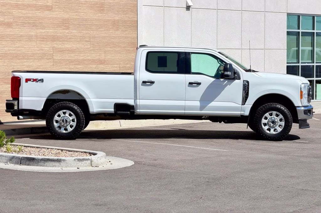 2023 White Ford Super Duty F-350 SRW XLT 4X4 Truck