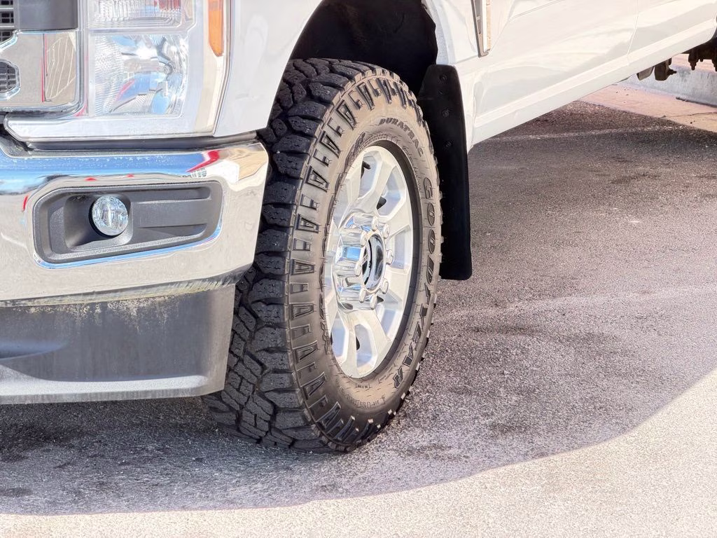 2023 White Ford Super Duty F-350 SRW XLT 4X4 Truck