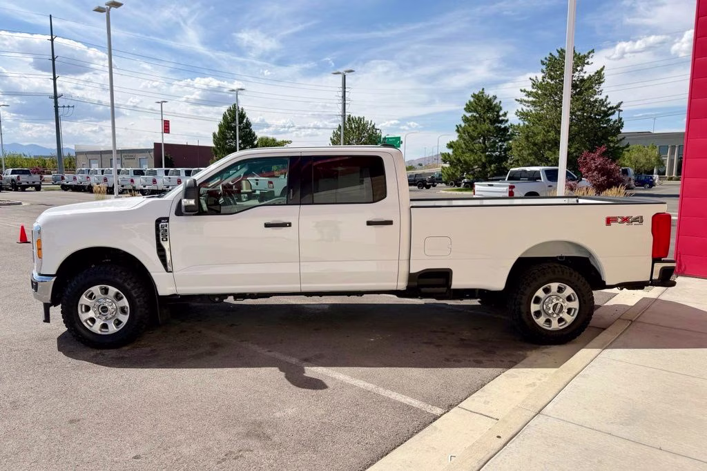 2023 White Ford Super Duty F-350 SRW XLT 4X4 Truck