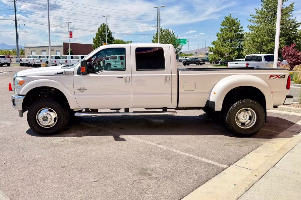 2015 White Platinum Clearcoat Metallic Ford Super Duty F-350 DRW Lariat 4X4 Truck