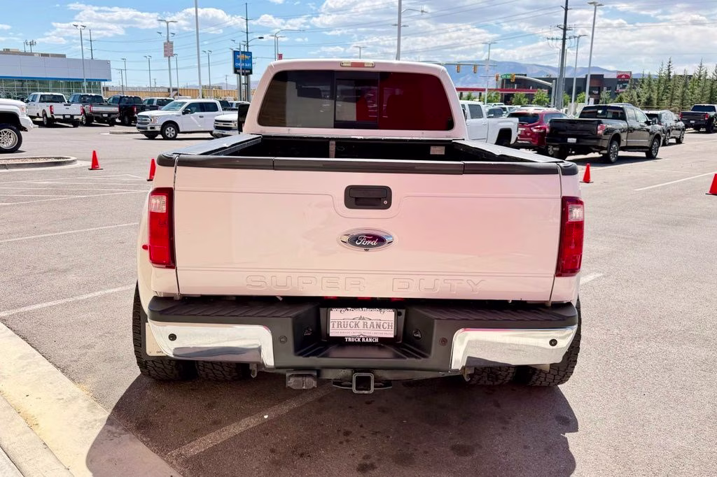 2015 White Platinum Clearcoat Metallic Ford Super Duty F-350 DRW Lariat 4X4 Truck