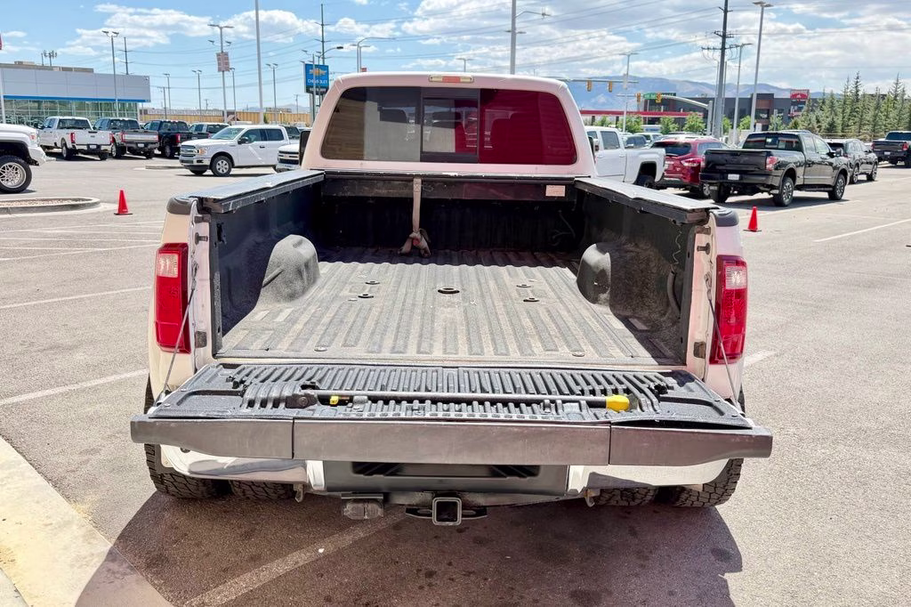 2015 White Platinum Clearcoat Metallic Ford Super Duty F-350 DRW Lariat 4X4 Truck