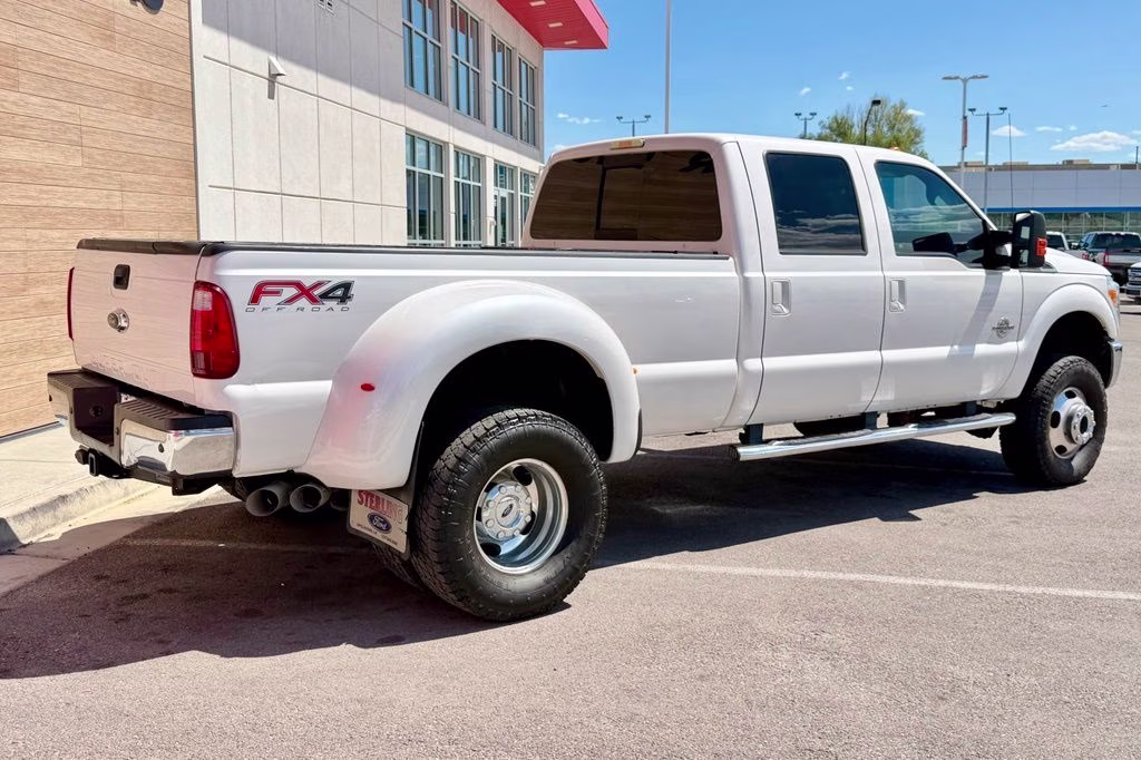 2015 White Platinum Clearcoat Metallic Ford Super Duty F-350 DRW Lariat 4X4 Truck