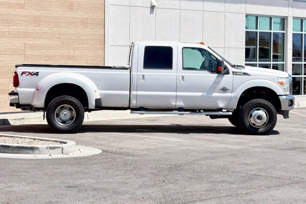 2015 White Platinum Clearcoat Metallic Ford Super Duty F-350 DRW Lariat 4X4 Truck