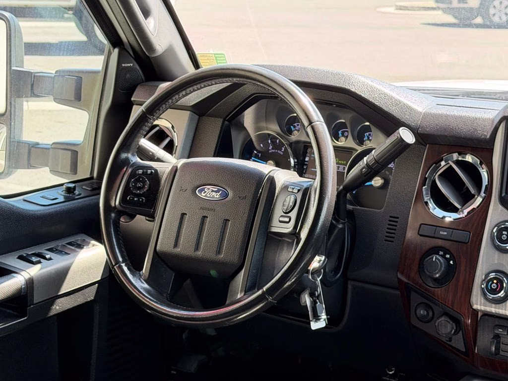 2015 White Platinum Clearcoat Metallic Ford Super Duty F-350 DRW Lariat 4X4 Truck