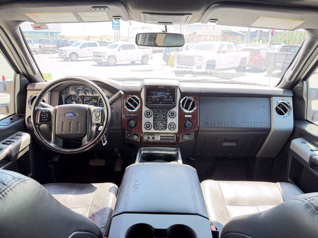 2015 White Platinum Clearcoat Metallic Ford Super Duty F-350 DRW Lariat 4X4 Truck