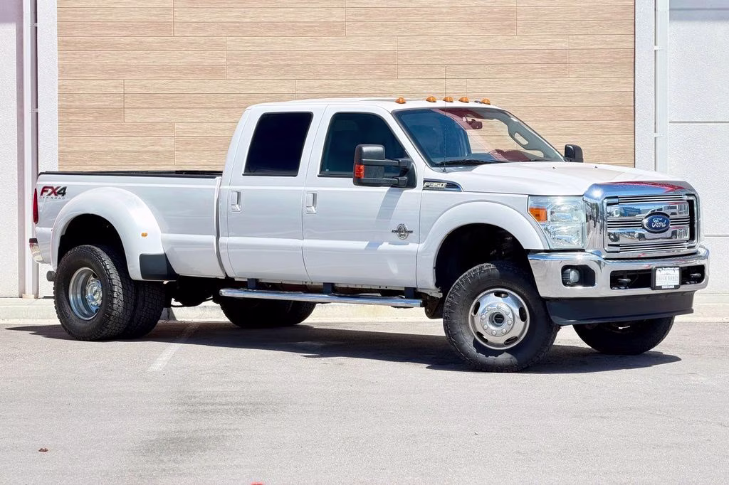 2015 White Platinum Clearcoat Metallic Ford Super Duty F-350 DRW Lariat 4X4 Truck