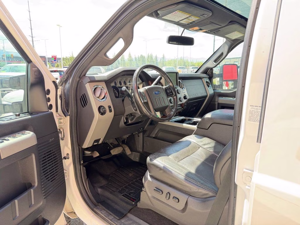 2015 White Platinum Clearcoat Metallic Ford Super Duty F-350 DRW Lariat 4X4 Truck