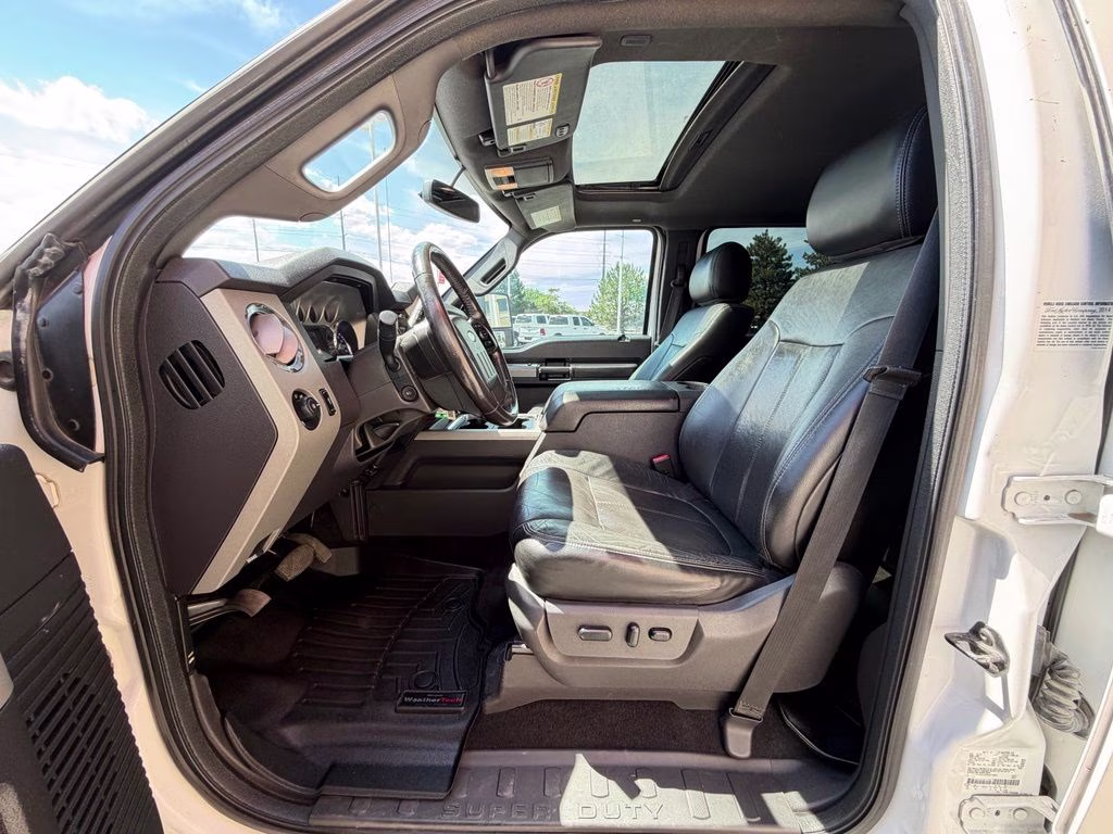 2015 White Platinum Clearcoat Metallic Ford Super Duty F-350 DRW Lariat 4X4 Truck
