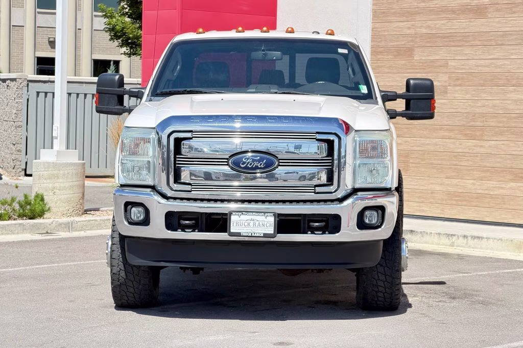 2015 White Platinum Clearcoat Metallic Ford Super Duty F-350 DRW Lariat 4X4 Truck