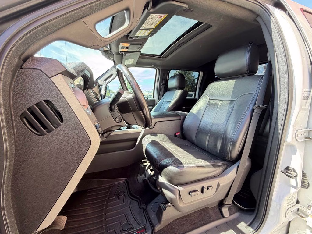 2015 White Platinum Clearcoat Metallic Ford Super Duty F-350 DRW Lariat 4X4 Truck