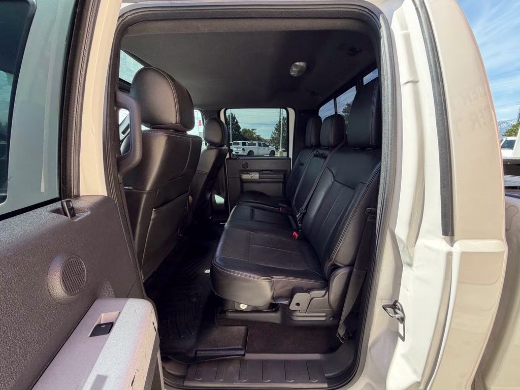 2015 White Platinum Clearcoat Metallic Ford Super Duty F-350 DRW Lariat 4X4 Truck