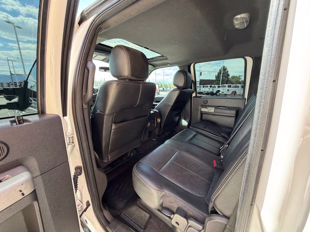 2015 White Platinum Clearcoat Metallic Ford Super Duty F-350 DRW Lariat 4X4 Truck