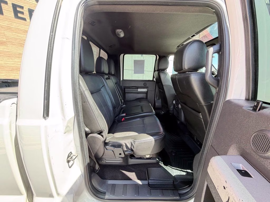 2015 White Platinum Clearcoat Metallic Ford Super Duty F-350 DRW Lariat 4X4 Truck