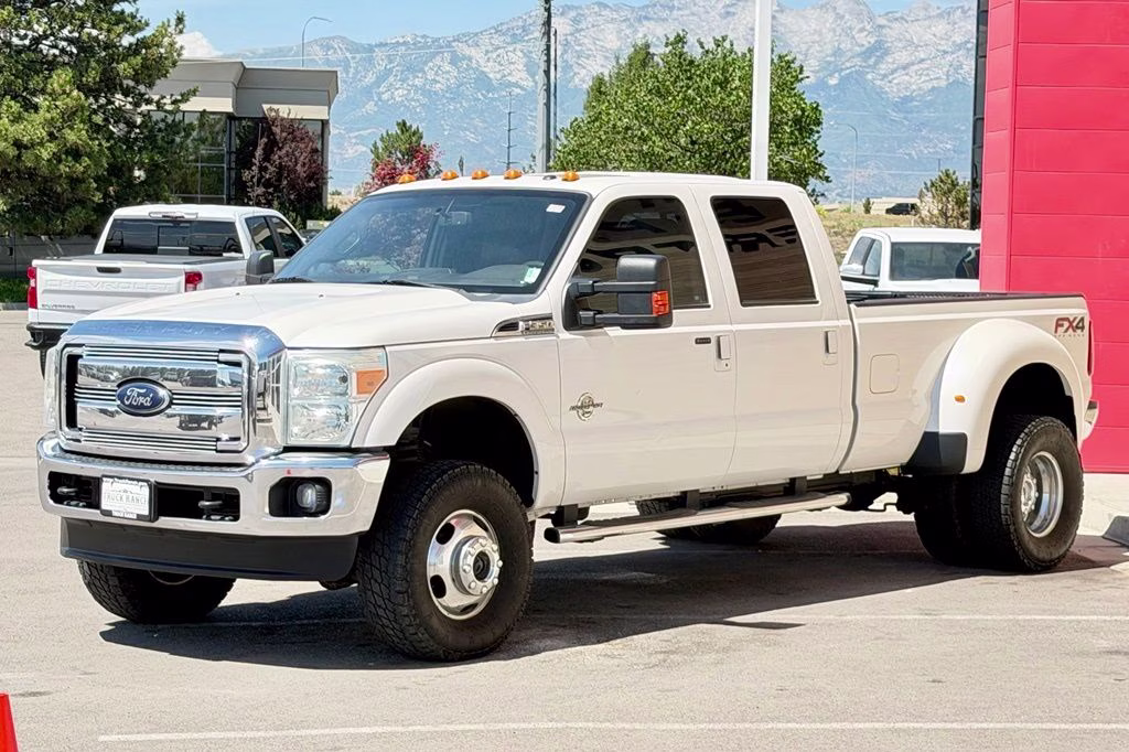 2015 White Platinum Clearcoat Metallic Ford Super Duty F-350 DRW Lariat 4X4 Truck